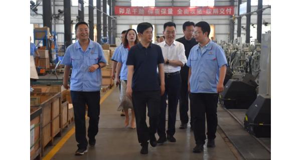 寶雞市市長王勇一行來紡電公司調(diào)研時(shí)強(qiáng)調(diào) 堅(jiān)持創(chuàng)新驅(qū)動 強(qiáng)化科技支撐